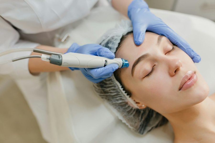 Tratamiento facial de limpieza profunda en cabina